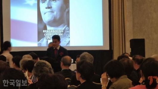 13일 미국 버지니아주 섄틸리의 한 호텔에서 열린 ‘워싱턴 트루스포럼’ 행사의 연사로 초청된 한국사 강사 출신 극우 유투버 전한길씨가 사흘 전 피격 사망한 미 청년 극우 논객 찰리 커크 추모 순서 도중 행사장에 입장하고 있다. 섄틸리=권경성 특파원