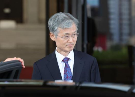 여권의 사퇴 압박을 받은 조희대 대법원장이 15일 오후 서울 서초구 대법원에서 입을 굳게 다문 채 퇴근하고 있다. 뉴시스