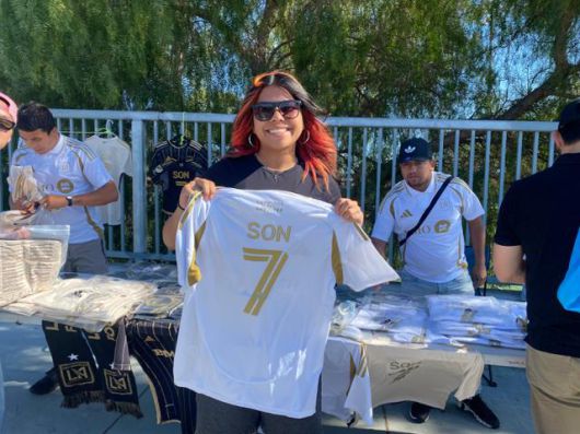 조던 토바르가 13일 미국 캘리포니아 샌타클래라 리바이스 스타디움 앞에서 7번 유니폼을 들어보이며 웃고 있다. 실리콘밸리=박지연 특파원