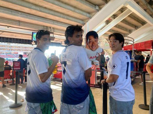 칼리드 칼(왼쪽부터), 조던 바움백, 이다윗씨가 13일 미 캘리포니아 샌타클래라 리바이스 스타디움에서 7번 유니폼을 보이며 포즈를 취하고 있다. 실리콘밸리=박지연 특파원