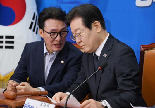 지난해 9월 20일 김민석(왼쪽) 당시 더불어민주당 최고위원과 이재명 민주당 대표가 국회에서 열린 당 최고위원회의 도중 대화하고 있다. 고영권 기자