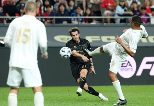 가레스 베일이 14일 서울월드컵경기장에서 열린 2025 아이콘 매치에서 슈팅을 하고 있다. 뉴시스