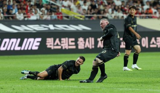 웨인 루니(가운데)가 14일 오후 서울월드컵경기장에서 열린 2025 아이콘 매치에서 중거리슛으로 선제골을 넣고 있다. 뉴시스