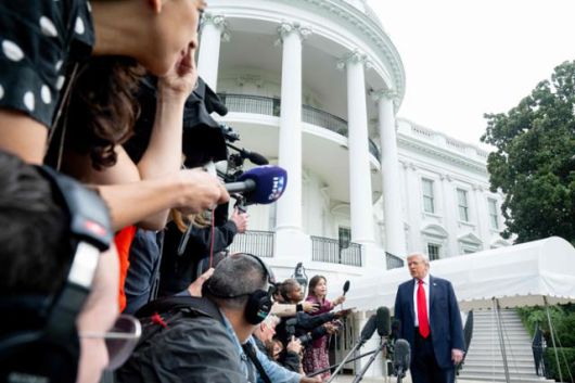 도널드 트럼프(오른쪽) 미국 대통령이 16일 미 워싱턴 백악관의 남쪽 잔디밭(사우스론)에서 대통령 전용 헬기(마린원)에 탑승하기 전에 취재진과 만나고 있다. 워싱턴=AFP 연합뉴스