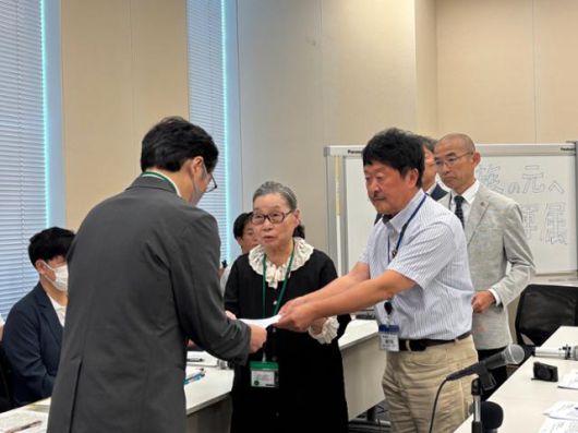 이희자(가운데) 태평양전쟁피해자보상추진협의회 대표와 일본 시민단체 전몰자유골을가족의품으로연락회의 후루카와 마사키(오른쪽 두 번째) 활동가가 19일 일본 도쿄 중의원 의원회관에서 열린 '한국인 군인 소속 유전자 정보(DNA) 감정 참가에 관한 질문 정부 교섭회'에서 후생노동성 직원(왼쪽 두 번째)에게 조속한 DNA 감정과 유골 반환을 촉구하는 요청서를 전달하고 있다. 도쿄=류호 특파원