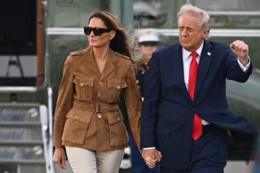 2박 3일간 영국 국빈 방문 일정을 마친 도널드 트럼프 미국 대통령이 18일 멜라니아 트럼프 여사와 런던 북쪽의 스탠스테드 공항에서 전용기 에어포스원으로 향해 걸어가고 있다. AFP 연합뉴스