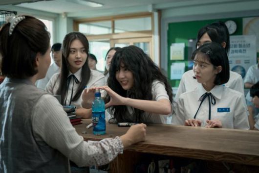 넷플릭스 영화 '고백의 역사'에서 주인공 세리가 학교 매점에서 학교 최고 인기남 김현에게 줄 음료수를 사고 있다. 세리는 악성 곱슬머리를 매직 스트레이트 시술로 편 뒤 현이에게 고백할 날만 꿈꾼다. 넷플릭스 제공