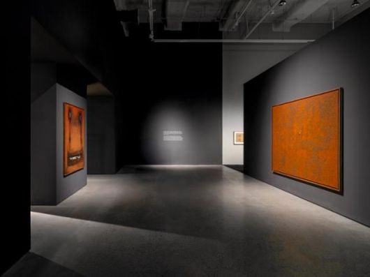 국립현대미술관 서울이 연출한 김창열 회고전의 마지막 부분. 1965년작 '제사'(왼쪽)와 물방울을 그린 1990년작 '회귀'가 마주본다. 국립현대미술관 제공