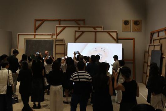 21일 서울 종로구 국립현대미술관 서울에서 열린 김창열 회고전 중 프랑스 파리의 마구간 작업실 형태로 구성된 공간. 연합뉴스