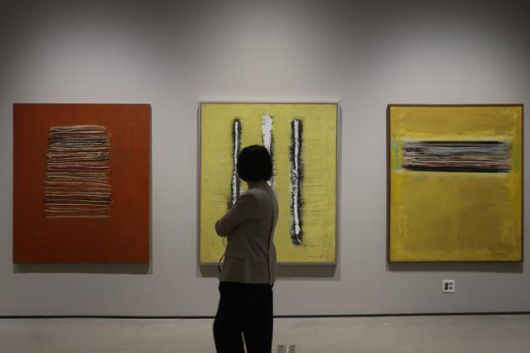 21일 서울 종로구 국립현대미술관 서울에서 열린 김창열 회고전 중 1960년대에 그린 앵포르멜 작품 '제사' 연작 전시 부분. 연합뉴스