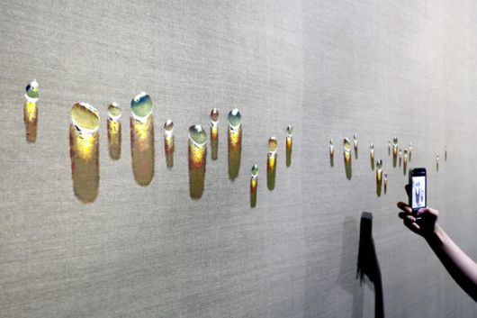 서울 종로구 국립현대미술관 서울에 전시된 김창열의 대표작 물방울 그림을 관객이 촬영하고 있다. 뉴시스