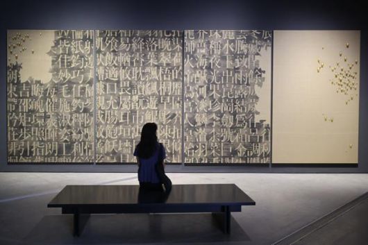 국립현대미술관 서울관에서 열린 김창열 회고전에 전시된 '회귀 SNM93001'. 규모 7.8m에 이르는 대작이다. 연합뉴스