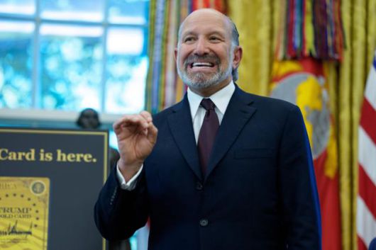 하워드 러트닉 미국 상무장관이 19일 미 워싱턴 백악관 대통령 집무실(오벌오피스)에서 열린 도널드 트럼프 미 대통령의 행정명령 서명 행사에 배석해 취재진 앞에서 발언하고 있다. 워싱턴=EPA 연합뉴스