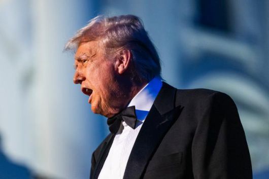 도널드 트럼프 미국 대통령이 20일 미 워싱턴 마운트 버논에서 열리는 사적 만찬에 참석하기 위해 백악관을 떠나기 전 기자들 질문에 대답하고 있다. 워싱턴=UPI 연합뉴스