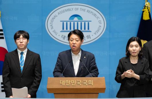 김영호(가운데) 국회 교육위원장이 지난달 26일 서울 여의도 국회 소통관에서 1020 미래세대 국민국정감사 프로젝트 기자회견을 하고 있다. 뉴스1