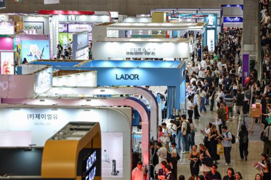 경기 고양시 킨텍스에서 지난 11일 열린 '2025 K-뷰티엑스포 코리아' 부스 주변으로 관람객들이 보이고 있다. 뉴스1