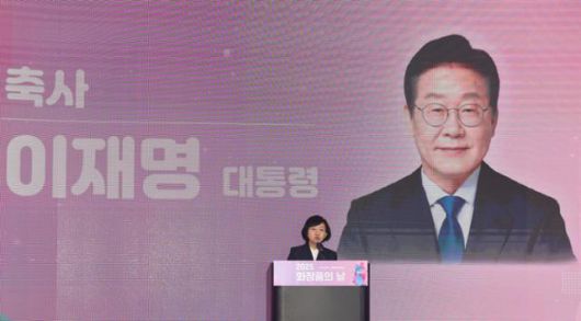 오유경 식품의약품안전처장이 지난 5일 서울 강서구 코엑스마곡에서 열린 '2025 화장품의 날' 기념식에서 이재명 대통령 축사를 대독하고 있다. 이 대통령은 축사에서 우리 화장품은 'K-뷰티'라는 이름으로 전 세계인이 나서서 찾는 대한민국 대표 브랜드로 자리매김했다며 정부도 화장품 산업의 발전과 K-뷰티의 빛나는 내일을 응원하겠다고 말했다. 뉴시스