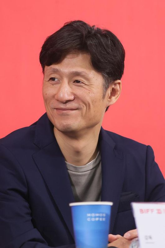 이상일 감독이 21일 부산 해운대구 우동 영화의전당에서 열린 제30회 부산국제영화제 갈라프레젠테이션 '국보' 기자회견에서 질문을 듣고 있다. 연합뉴스