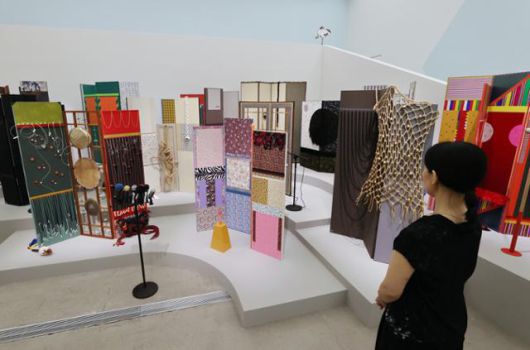 국립현대미술관 서울 '올해의 작가상 2025' 후원 작가로 선정된 김지평의 '다성 코러스'는 전통 가구인 병풍에 주변화된 존재의 인격을 부여해 한자리에 모은 설치작품이다. 연합뉴스