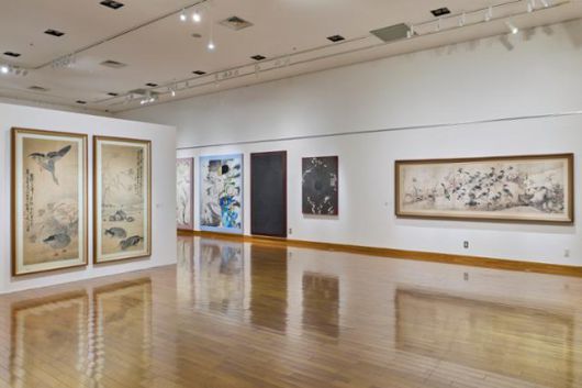 일본 도쿄 주일한국문화원 갤러리MI에서 열린 '다시 그린 세계 2025' 전시장 모습. 한국의 전통 회화와 이를 재해석한 현대 작가의 작품을 한자리에서 소개하고 있다. 일민미술관 제공