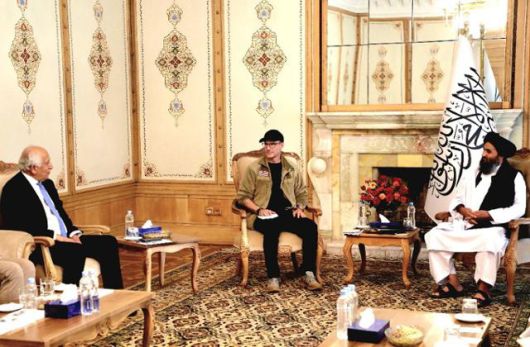 물라 압둘 가니 바라다르(오른쪽) 탈레반 경제장관이 13일 아프가니스탄 카불을 찾은 아담 뵐러(가운데) 미 인질문제 담당 특사와 자밀리 칼리자드 전 미국 아프간 평화 특사와 대화하고 있다. 카불=EPA 연합뉴스