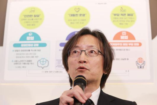 주병기 공정거래위원회 위원장이 23일 서울 마포구의 한 프랜차이즈 가맹점에서 열린 현장 간담회에서 '가맹점주 권익 강화 종합대책'에 관해 설명하고 있다. 연합뉴스