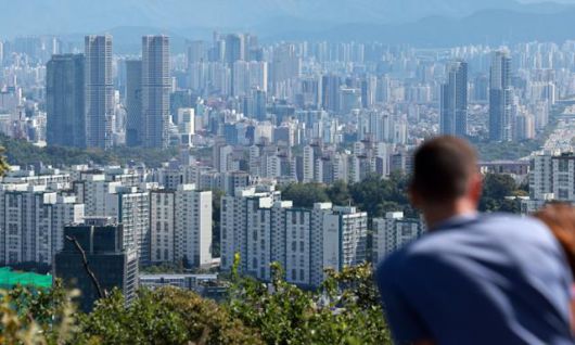 23일 서울 시내 아파트 전경. 부동산 중개업체 집토스에 따르면 서울 전체 거래에서 '6억 원 이하' 아파트가 차지하는 비중은 2015년 80%에서 2025년 16%로 급감했다. 뉴시스