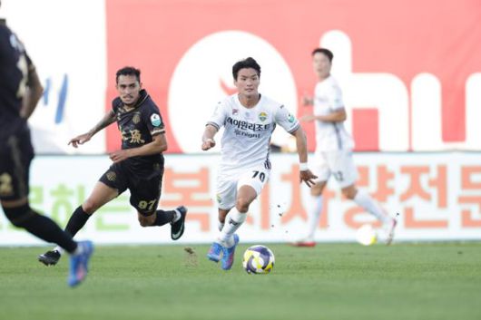 강원FC 구본철(오른쪽)이 21일 수원종합운동장에서 열린 수원FC와 경기 중 드리블을 하고 있다. 한국프로축구연맹 제공