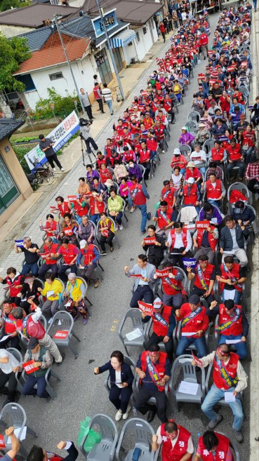 경북 봉화 및 강원 태백 주민들이 25일 봉화군 석포면 소재지에서 '영풍 석포제련소 생존권 사수를 위한 공동투쟁위원회' 주관의 시위에서 석포제련소 이전 반대를 외치고 있다. 공동투쟁위 제공. 공동투쟁위 제공