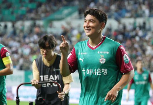 대전 하나시티즌의 주민규(오른쪽)가 20일 대전월드컵경기장에서 열린 K리그1 대구FC와 경기에서 멀티골을 성공시킨 후 환하게 웃고 있다. 대전=뉴스1