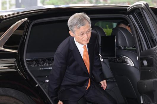 조희대 대법원장이 26일 서울 서초구 대법원으로 출근하기 위해 차에서 내리고 있다. 연합뉴스