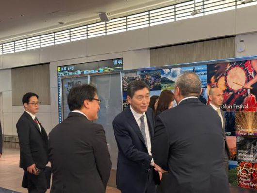 이혁(왼쪽에서 세 번째) 신임 주일 한국대사가 부임한 26일 일본 도쿄 하네다공항을 통해 입국한 뒤 재일동포 인사들과 악수하고 있다. 도쿄=류호 특파원