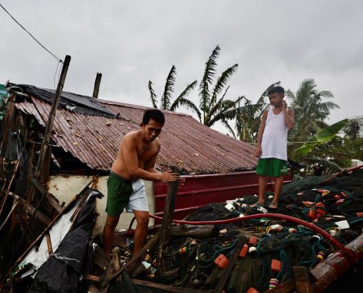 26일 필리핀 카비테시에서 주민들이 다가오는 폭풍 부알로이를 대비해 집을 정비하고 있다. 카비테=EPA 연합뉴스