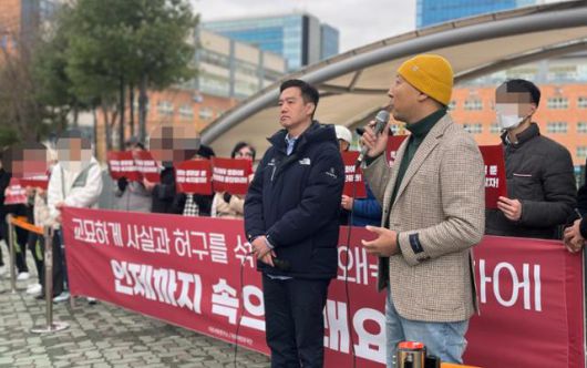 유튜브채널 가로세로연구소와 보수단체 자유대한호국단이 2023년 12월 13일 서울 마포구의 한 중학교 앞에서 영화 '서울의 봄' 단체관람 규탄 집회를 열었다. 이승엽 기자