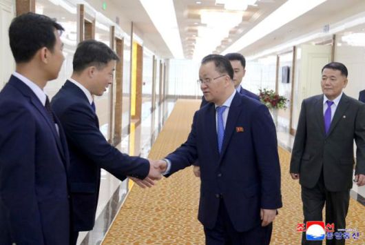 김선경(가운데) 외무성 부상을 단장으로 하는 북한 대표단이 유엔총회 제80차 회의에 참가하기 위해 25일 평양을 출발했다고 조선중앙통신이 26일 보도했다. 조선중앙통신 연합뉴스