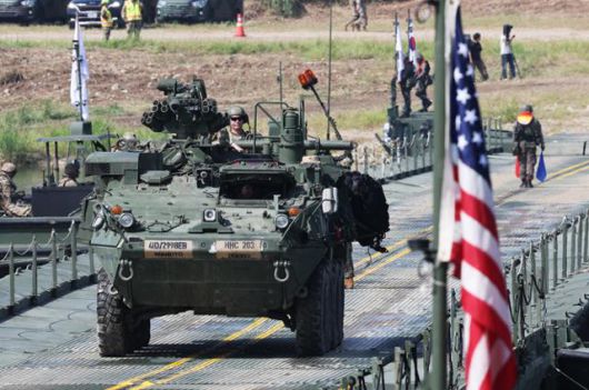 지난달 경기 여주시에서 열린 한미연합 도하훈련에서 주한미군 스트라이커 장갑차가 도하하고 있다. 연합뉴스