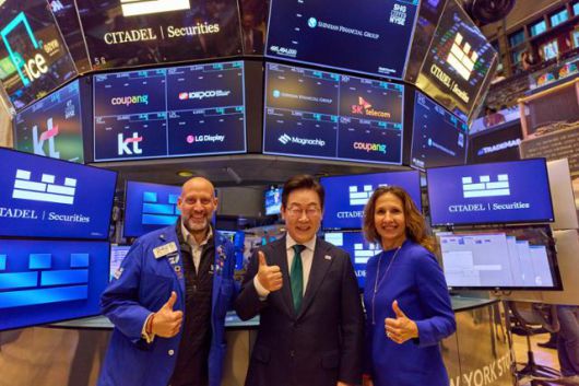 이재명 대통령이 9월 25일(현지시간) 미국 뉴욕 증권거래소를 방문해 린 마틴 뉴욕 증권거래소 회장과 기념촬영을 하고 있다. 대통령실 제공