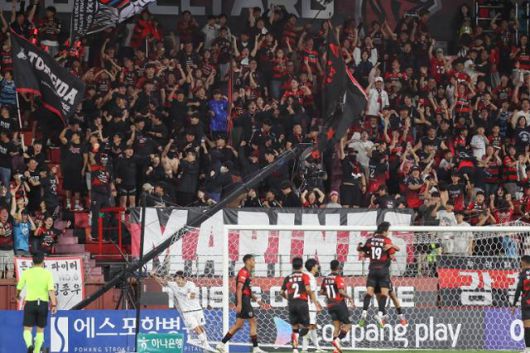 포항 스틸러스 선수들과 서포터스가 지난달 21일 포항 스틸야드에서 열린 K리그1 2025 제주SK와 홈경기에서 이호재의 득점으로 기뻐하고 있다. 한국프로축구연맹 제공