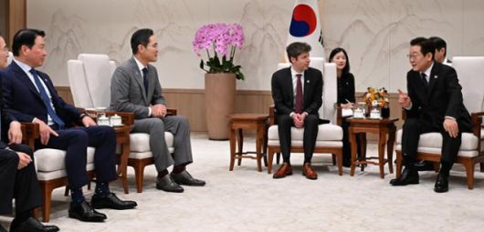 이재명 대통령이 1일 용산 대통령실 청사에서 샘 올트먼 오픈AI 최고경영자(CEO)를 접견하고 있다. 왼쪽부터 최태원 SK그룹 회장, 이재용 삼성전자 회장, 샘 올트먼 CEO, 이 대통령. 왕태석 선임기자