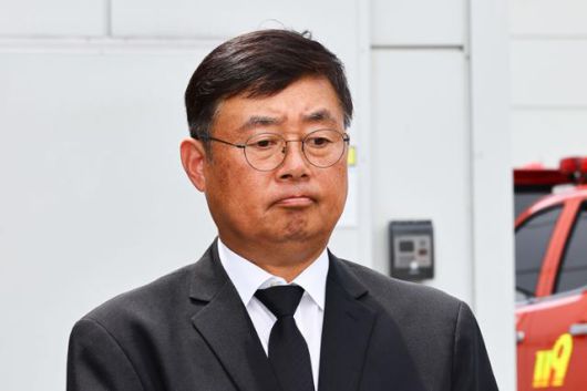 일차전지 업체 아리셀의 모회사 에코넥스 박순관 대표가 지난해 6월 25일 경기 화성시 아리셀 공장 화재 현장에서 취재진의 질문을 듣고 있다. 최주연 기자