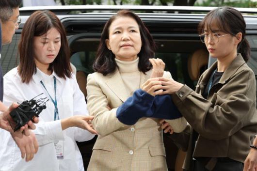 공직선거법·국가공무원법 위반 등 혐의로 체포된 이진숙 전 방송통신위원장이 4일 오후 서울 양천구 서울남부지방법원에서 열린 체포적부심사에 출석하고 있다. 뉴스1