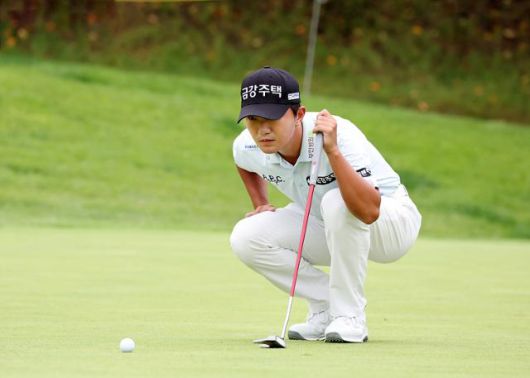 옥태훈이 4일 경북 예천의 한맥 컨트리클럽(파72)에서 열린 KPGA 투어 경북오픈 대회 마지막 날 4라운드 3번홀에서 그린을 살피고 있다. KPGA 제공