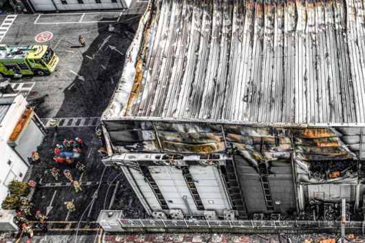 지난해 6월 24일 경기 화성시 서신면의 일차전지 제조업체 아리셀 화재 현장에서 소방대원들이 희생자 시신을 수습하고 있다. 정다빈 기자