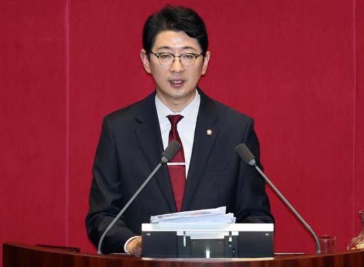 주진우 국민의힘 의원이 지난달 25일 서울 여의도 국회에서 열린 제428회 국회(임시회) 제2차 본회의에 참석해 2차 상법 개정안에 대한 필리버스터(무제한 토론)를 하고 있다. 뉴스1