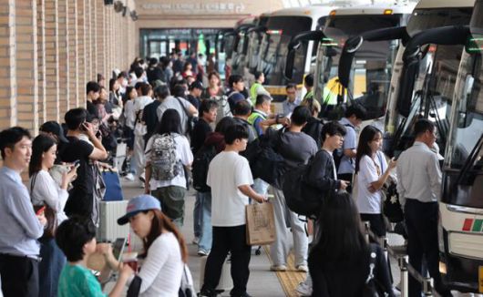 추석 연휴를 하루 앞둔 2일 오후 서울 서초구 고속버스터미널에서 귀성객들이 버스에 탑승하고 있다. 뉴스1