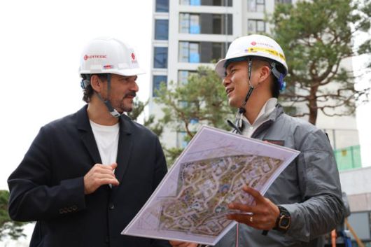 올해 4월 작가 하이메 아욘(왼쪽)이 서울 강남구 청담 르엘 현장을 방문해 작품 계획을 살펴보고 있다. 롯데건설 제공