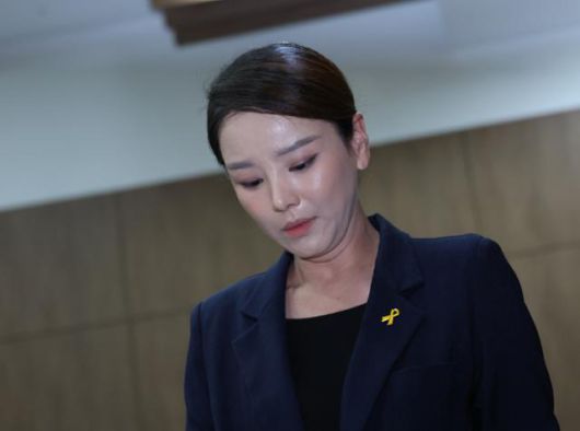 강미정 조국혁신당 대변인이 지난달 4일 서울 여의도 국회 소통관에서 당내 성 비위 의혹과 관련한 탈당 기자회견을 하기위해 이동하고 있다. 뉴시스