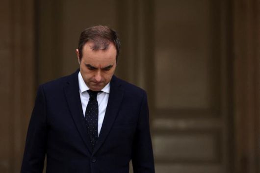 세바스티앵 르코르뉘 프랑스 총리가 6일 사임 발표를 위해 파리 마티뇽 호텔 앞으로 나오고 있다. 파리=AP 연합뉴스