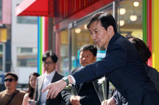 조국 조국혁신당 비상대책위원장이 1일 서울 용산구 이태원 10·29 기억과 안전의 길을 방문해 헌화를 준비하고 있다. 연합뉴스