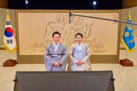 이재명 대통령과 부인 김혜경 여사가 추석 명절을 앞두고 지난 4일 한복 차림으로 대국민 영상 메시지를 통해 명절 인사를 전하는 모습을 7일 SNS에 공개했다. 대통령실 제공